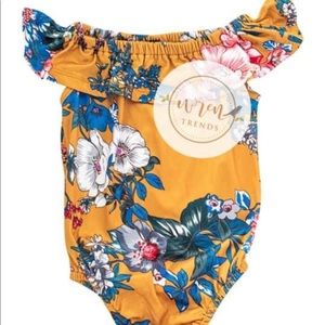 NWT Baileys Blossoms Flutter Sleeve Leo